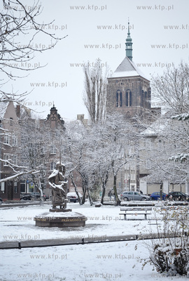 Pierwszy powazny snieg na ulicach Gdanska. Nz. Pomnik...