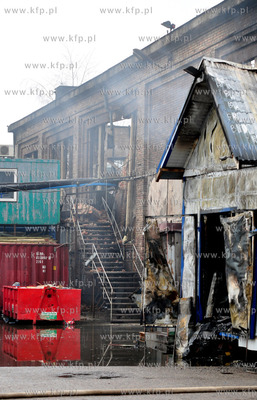 Gdansk. Dogaszanie pozaru na terenie Stoczni Gdanskiej...