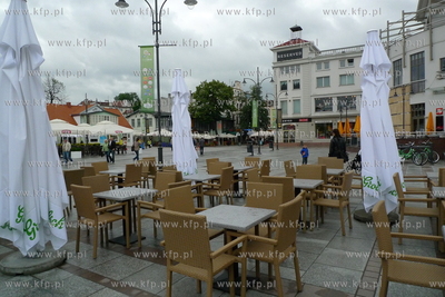 Deszcz  i chlodna pogoda spowodowala opustoszenie Sopotu....