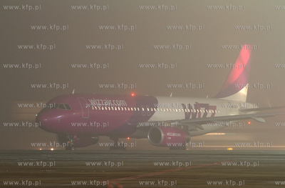 Zamglone lotnisko im. Lecha Walesy w Gdanskiu - Rebiechowie....