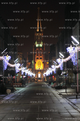 Katowice. Iluminowane centrum miasta wieczorem w pierwszy...