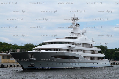 W gdanskim porcie, przy nabrzezu Obroncow Westerplatte,...