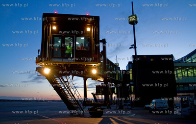 Port Lotniczy Gdansk. Nz.Rekaw pasazerski.
01.07.2014
fot....