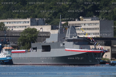 Gdynia. ORP Ślązak bezpośrednio po wodowaniu podczas...