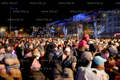 Gdynianie i ich goscie powitali Nowy Rok na Skwerze...