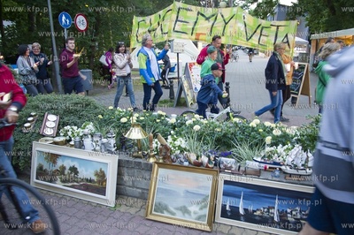 Jurata. Protest 3XNIE przy wjezdzie do letniej rezydencji...