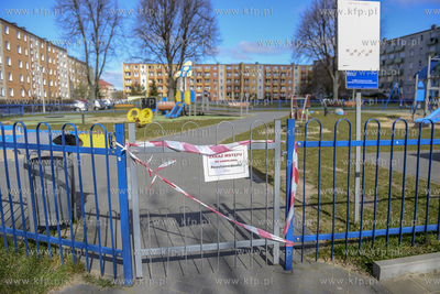 Gdynia. Puste parki i place zabaw w dzielnicach Cisowa...