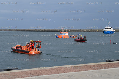Wydobycie ciała kierowcy , który wjechał swoim samochodem...