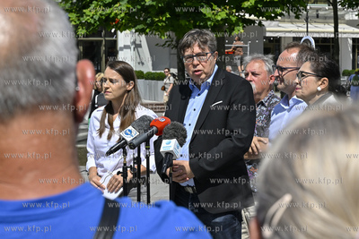 Sopot. Plac Przyjaciol Sopotu.  Konferencja prasowa...