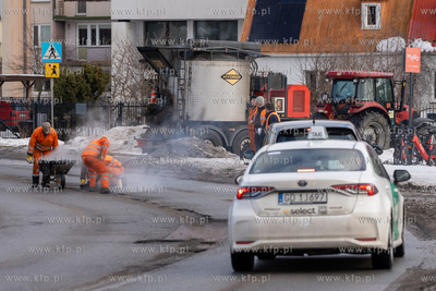 Suchaninoi. Interwencujne łatanie dziur w drodze po...