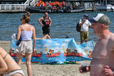 Sopot. Plaża. Upalny weekend spowodował liczne przybycie...