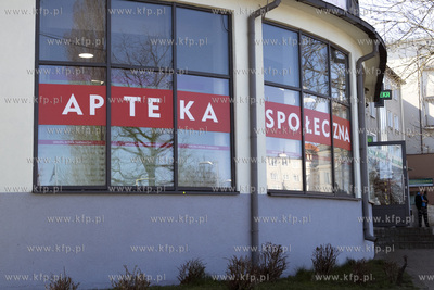 Apteka Społeczna przy ulicy Wojska Polskiego w Pruszczu...