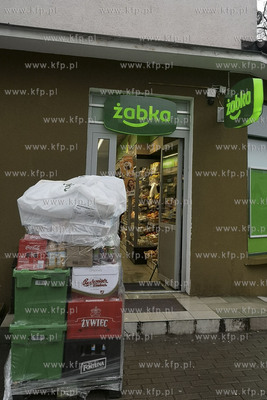 Gdynia przy ul. Derdowskiego. Sklep Żabka. Nz. Dostawa...