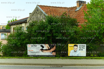 Wejherowo. Plakaty na płocie Spy Shop (sklep detyktywistyczny)...