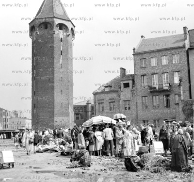 Uliczne targowisko na skwerze na rogu ulic Podwale...