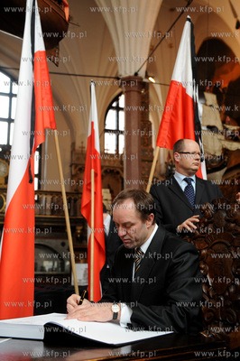 Po katastrofie lotniczej, w ktorej zginela  m.in. para...