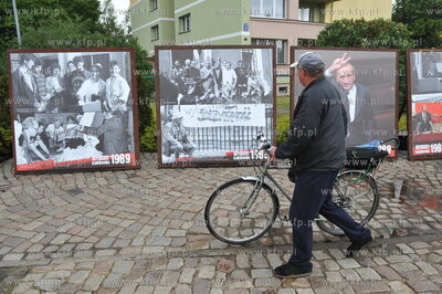 Gdansk. Wystawa na Placu Solidarnosci pt. Odyseja ku...