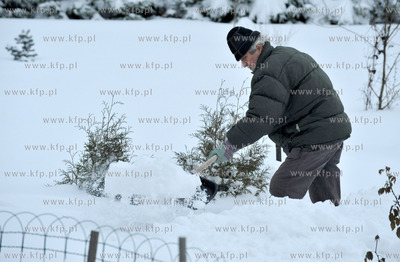 Pan Edmund z Sulmina na Kaszubach  odsnieza drozke...