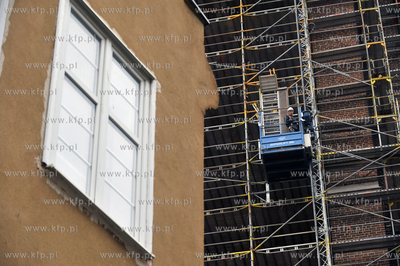 Demontaz rusztowan z odrestaurowanej wiezy Bazyliki...