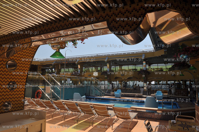 Statek wycieczkowy Costa Pacifica plywajacy pod wloska...