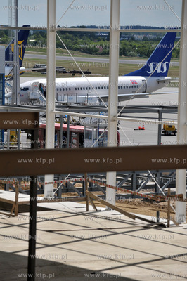 Uroczystosc zawieszenia wiechy nad nowo budowanym terminalem...