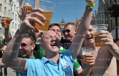 Ulice Dluga i Dlugi Targ w Gdansku dzien przed meczem...