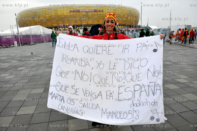 Gdansk. Hiszpanscy i irlandzcy kibice w drodze na PGE...