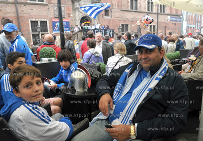 Ulica Dluga w Gdansku. Greccy kibice bawia sie przed...