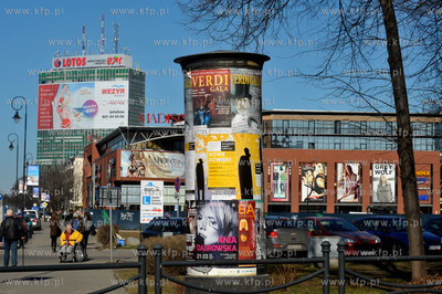Gdansk ul. Rajska. Slub ogloszeniowy, w glebi galeria...