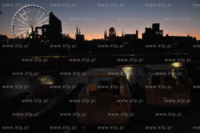 Gdanskie kolo widokowe, diabelski mlyn na wyspie Spichrzow...