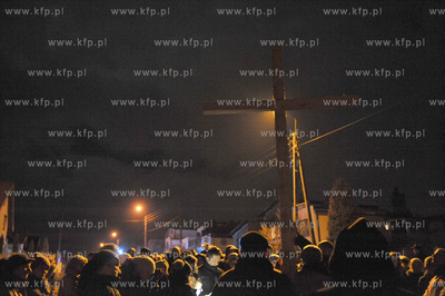 Droga krzyzowa przeszla ulicami kaszubskiego Zukowa...