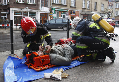 Sopot. Cwiczebna ewakuacja poczty przy ul. Kosciuszki....