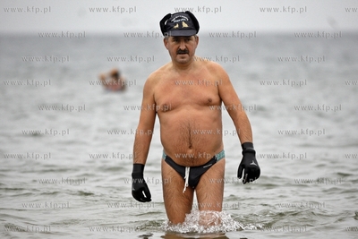 Noworoczna zimowa kapiel  gdanskich morsow na plazy...