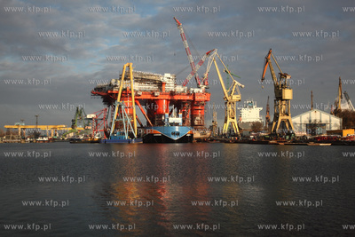 Platforma wiertnicza w Stoczni Remontowej w Gdansku.
13.12.2012
fot....