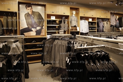 Otwarcie sklepow H&M i Rossmann na ul. Bohaterow Monte...