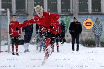 Gdansk Zaspa. Pilkarski turniej dzikich druzyn Do przerwy...