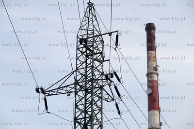 Slupy wysokiego napiecia i komin Elektrocieplowni Wybrzeze....