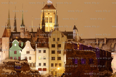 Gdansk. Wyspa Spichrzow, kamienice przy Dlugim Pobrzezu...