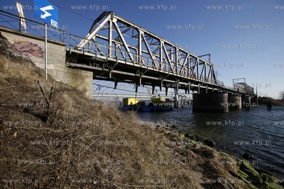 Kolejowy most obrotowy nad Martwą Wisłą w Gdańsku.
17.02.2015
fot....