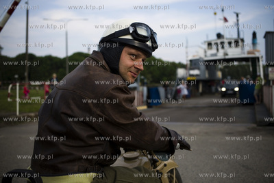 Jedne z ostatnich przepraw przez Martwą Wisłe promem...