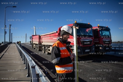 Pierwsze próby obciążeniowe budowanego mostu w Sobieszewie.
29.09.2018
fot....