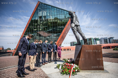 Muzeum II Wojny Światowej. Złożenie wiązanek kwiatów...