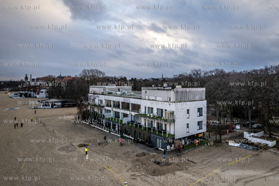 Przeczesywanie i rozkopywanie terenu byłej Zatoki...