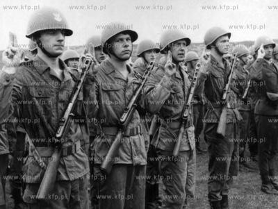 Mlodzi zolnierze przysiegaja wiernosc PRL. 06.1973...
