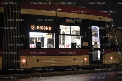 Tramwaj linii 12 na nocnej trasie. 30.03.2020 fot....