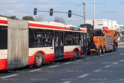 Gdańsk. Pojazd techniczy MAN TGS 41.400 holuje uszkodzony...
