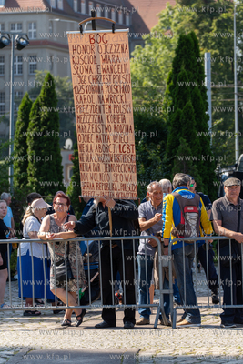 Gdańsk. Plac Solidarności. Symboliczne otwarcie bramy...