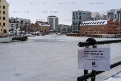 Skuta lodem Motława w Gdańsku. Informacje o zakazie...