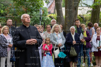 Sopot. Złożenie kwiatów pod krzyżem papieskim w...