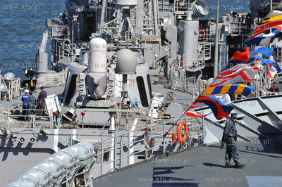 Okrety 12 panstw uczestniczacych w miedzynarodowych...